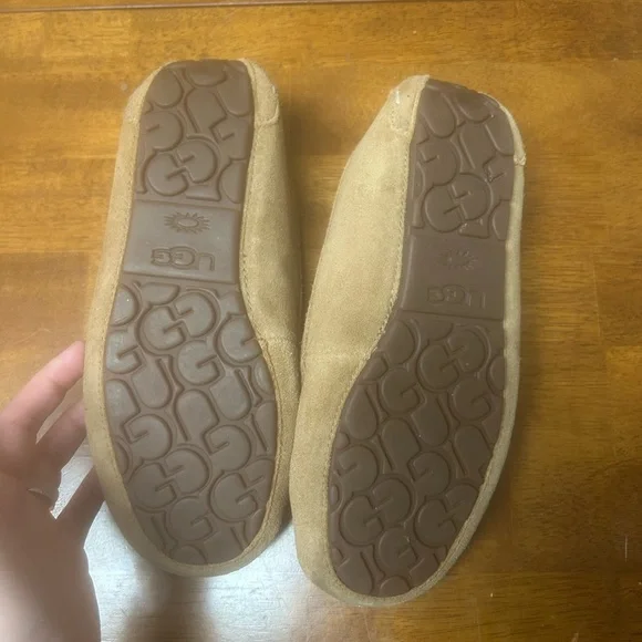 Women’s UGG slippers. - Picture 6 of 6
